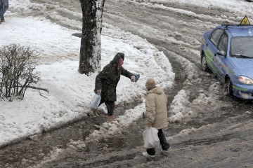 Снігом, вітром, дощем - осінь прощається з українцями