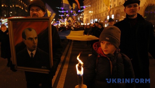Смолоскипна хода на честь Бандери прийшла на Майдан. Почалося віче