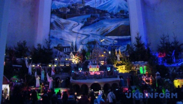 Найбільша в Україні різдвяна шопка почала діяти в Тернополі