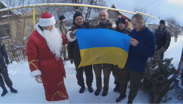 Як українці Швеції подарунки на фронт відправляли. Відео