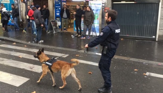 У Парижі поліція застрелила озброєного чоловіка, який погрожував терактом
