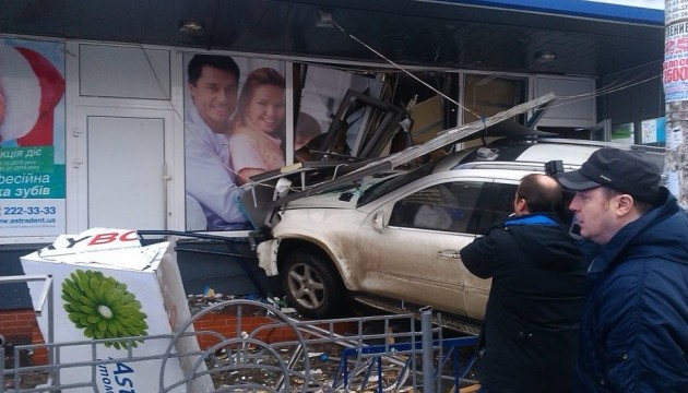ДТП у Києві: Mercedes влетів у стоматологію, загинула жінка