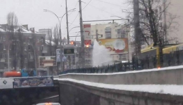 У Києві зірвало пожежний гідрант У Києві зірвало пожежний гідрант