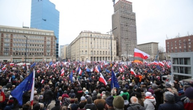 Поляки в 19 містах вийшли на вулиці проти скандального закону про ЗМІ
