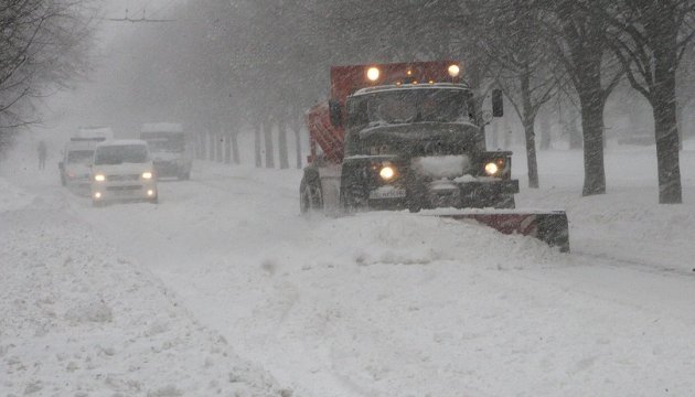 У Києві на боротьбу зі снігом вивели 257 одиниць спецтехніки