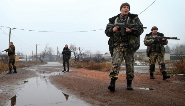 Росіяни пригнали на Донбас 25 вагонів пального та боєприпасів