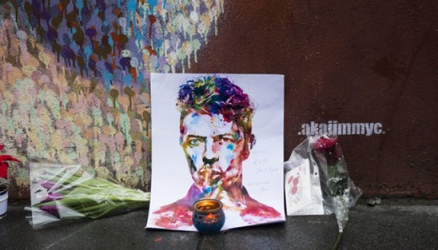Жителі Лондона несуть квіти до пам'ятних місць, пов'язаних з Девідом Боуї