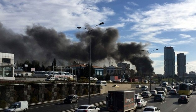 У передмісті Стамбула палає готель