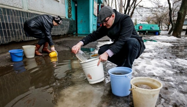 Аварія у Запоріжжі: люди набирають воду з калюж