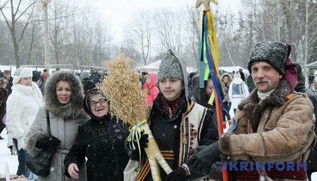 Сьогодні українці засівають на щастя у новому році