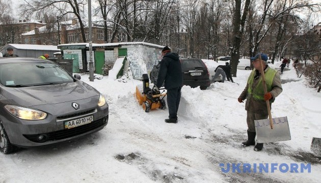 У Києві двори прибирали 4 600 комунальників