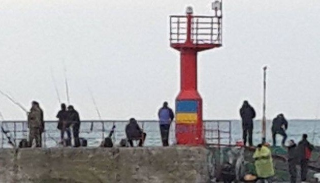 У Ялті місцеві рибалили під українським прапором