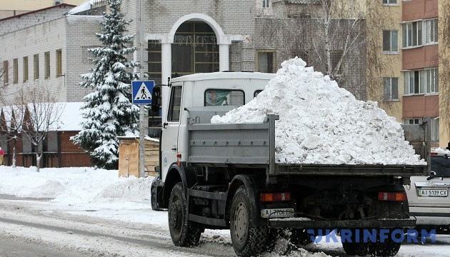 На вулиці Києва вивели додаткову снігоприбиральну техніку