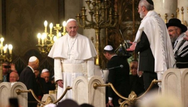 Папа Римський виступив перед мігрантами і відвідав синагогу