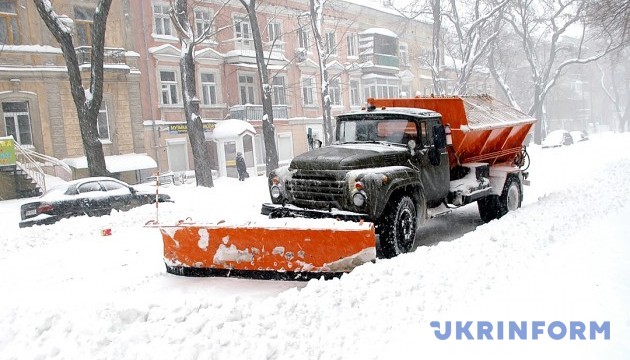 Снігопад «закрив» дороги у 4 областях України