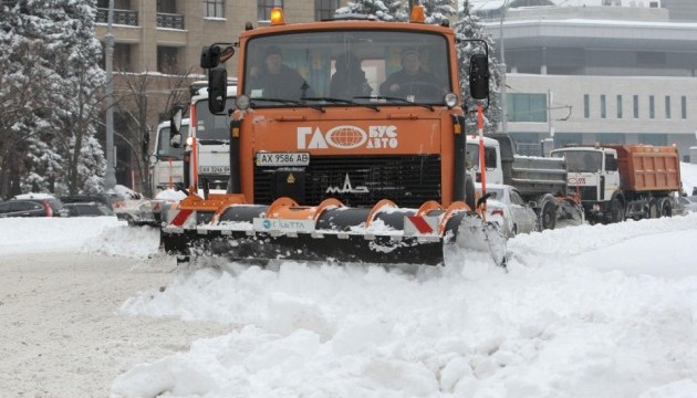 Вулиці Києва від снігу прибирає 175 одиниць техніки