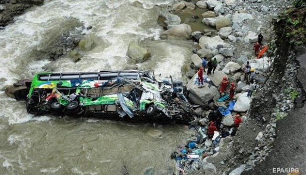 Страшне ДТП у Болівії: автобус впав у провалля, є загиблі