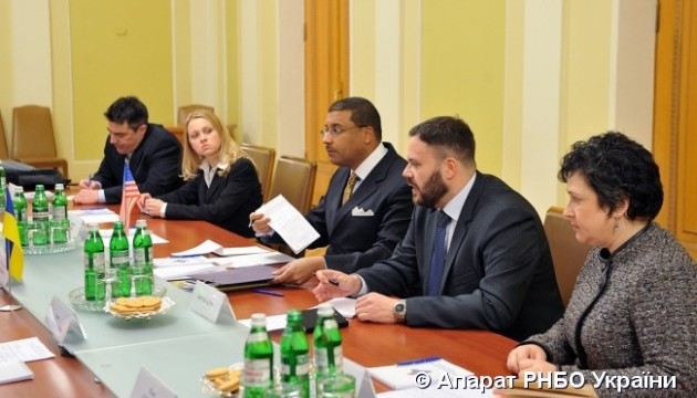 Турчинов обговорив колективну безпеку із заступником Керрі 