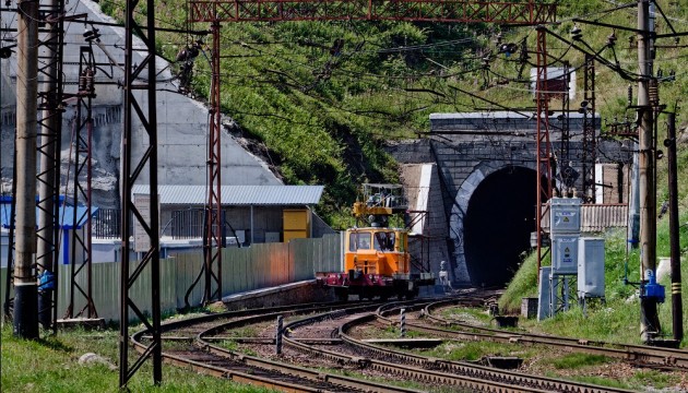 Government ministers, regional governors head to unveil first stage of tunnel completion in Carpathian Mountains