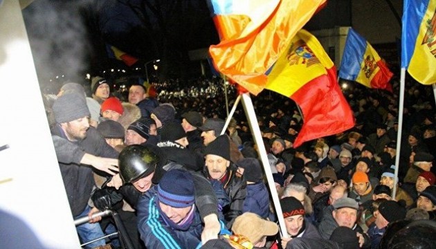 «Зараз або ніколи!»: під парламентом Молдови запалили вогнище