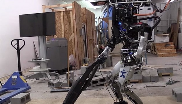 Робот ATLAS навчився виконувати деякі види повсякденної домашньої роботи