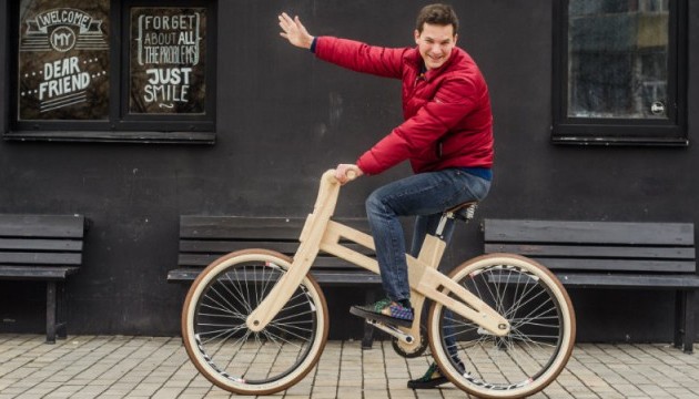 Киянин виготовляє унікальні велосипеди із дерева