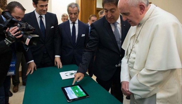 Папа Римський благословив інтернет і соцмережі