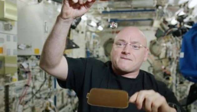 Астронавт зняв відео, як він грає в пінг-понг краплею води в космосі