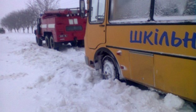 На Харківщині із снігового полону витягли шкільний автобус