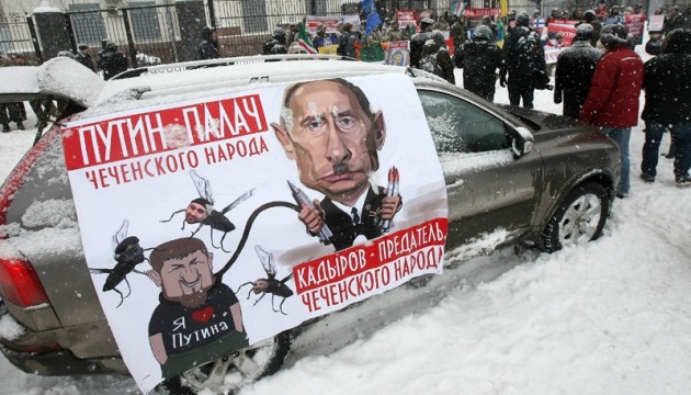  Біля посольства РФ у Києві проходить мітинг проти окупації Чечні