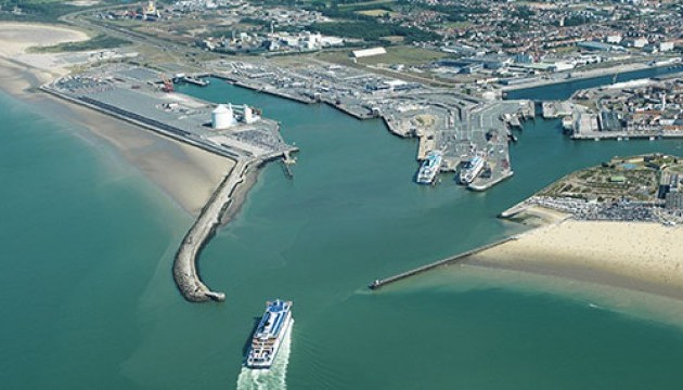 Порт Кале призупинив роботу через мігрантів