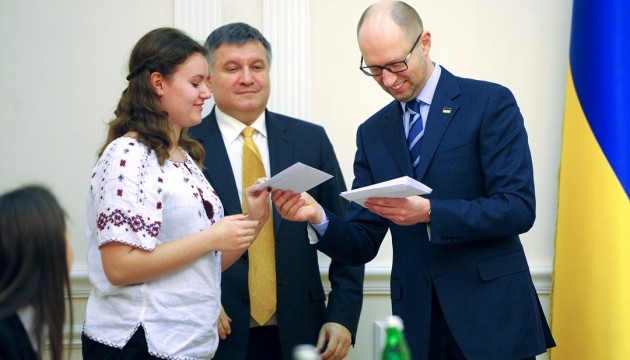 Яценюк вручив перші ID-паспорти молодим українцям Яценюк вручив перші ID-паспорти молодим українцям