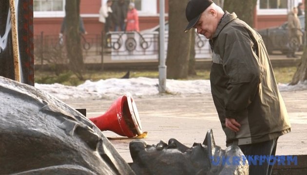 En Mikolaiv desmontan pedestal bajo el monumento a Lenin