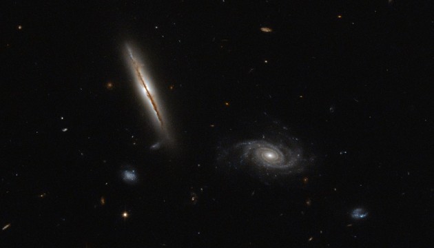  «Хаббл» сфотографував незвичну галактику, що лежить на «боці»