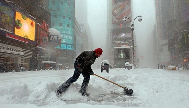 Сніговий шторм пішов зі сходу США, спричинивши загибель 37 людей