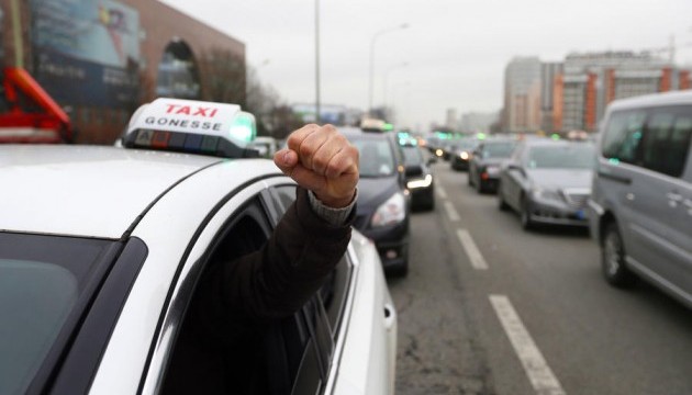 У Парижі таксисти дострайкувалися до «сльозогону» і арештів