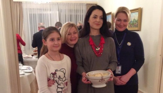 Як українська делегація в ПАРЄ варениками пригощала Як українська делегація в ПАРЄ варениками пригощала
