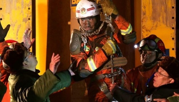Аварія на шахті у Китаї: понад двадцять гірників заблоковані під землею