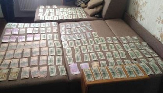 Чиновник ДМС «погорів» на 100-тисячному хабарі Чиновник ДМС «погорів» на 100-тисячному хабарі