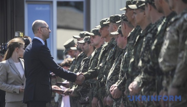 Українська армія налічує 140 тисяч контрактників – Яценюк