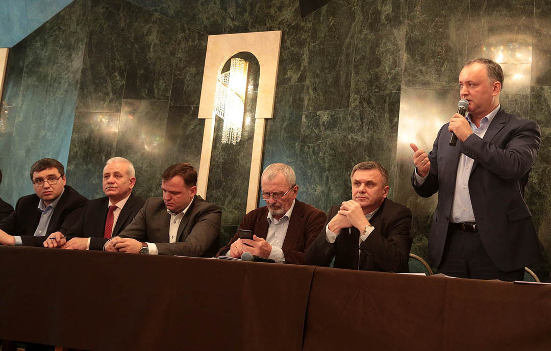 Гражданский форум оппозиции - Ренато Усатый (первый слева), Андрей Нэстасе (третий слева) и Игорь Додон (первый справа)