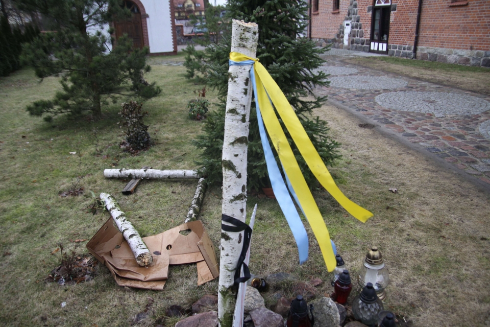 У Польщі вандали знищили хрест, встановлений у пам'ять про Героїв Майдану - фото 1