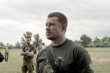 Лідер “Нацкорпусу” з ветеранами ООС прибув захищати Золоте у разі відведення військ