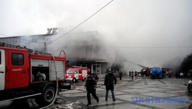 Fire engulfs oldest shopping center in downtown Uzhhorod