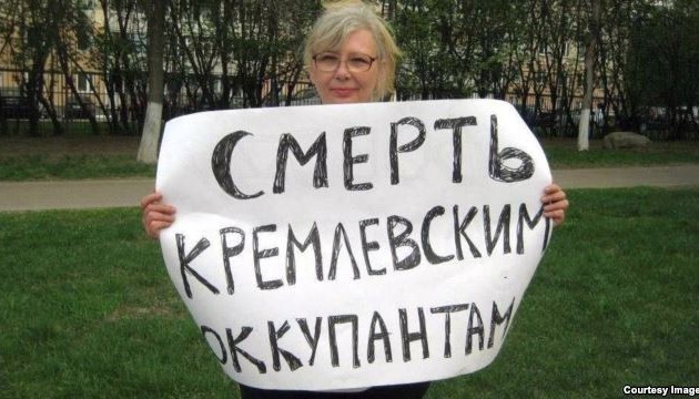 Суд РФ розшукує активістку, яка виїхала до України