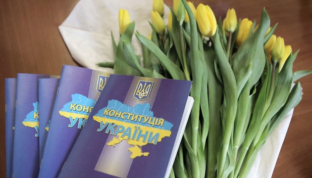Ucrania celebra el Día de la Constitución