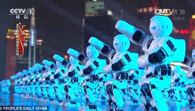 Сотні синхронно танцюючих роботів привітали китайців з Новим роком
