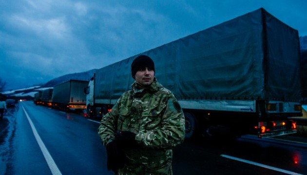 Активісти блокують російські фури на в'їздах до Закарпаття
