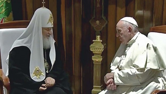 Папа Римський і Патріарх Кирил обнялися й поцілувалися перед зустріччю