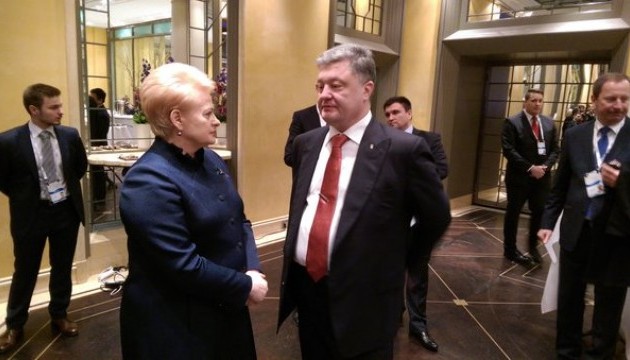 Порошенко розповів президенту Литви про ситуацію на Донбасі